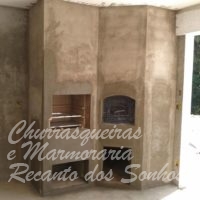 Forno de pizza e churrasqueira revestido